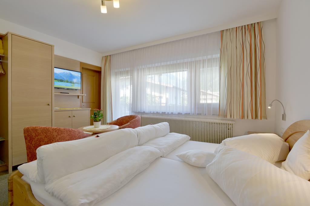 Gaestehaus Ahornblick Mayrhofen Kamer foto